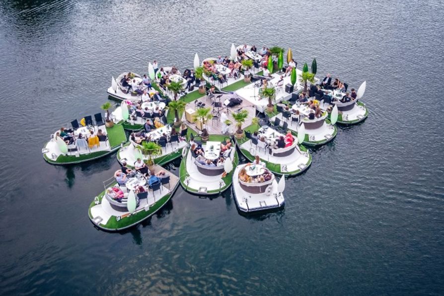 Schwimmende Inseln auf der alten Donau beim ersten Floating Concert mit Wiener Skyline im Hintergrund