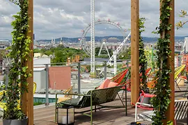 Kindred Rooftop Bar en el Hotel Zoku con vistas a Viena