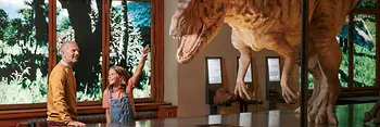 Rodina v Přírodovědeckém muzeu ve Vídni obdivující dinosaury