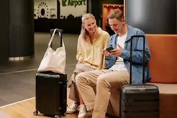 Zwei Menschen mit Koffern