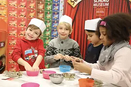 Laboratorio dello SchokoMuseum Heindl, i bambini infornano