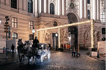 Karácsonyi díszkivilágítás a Michaelerplatzon