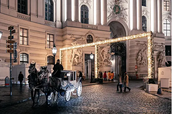 Рождественское освещение на площади Михаэлерплац