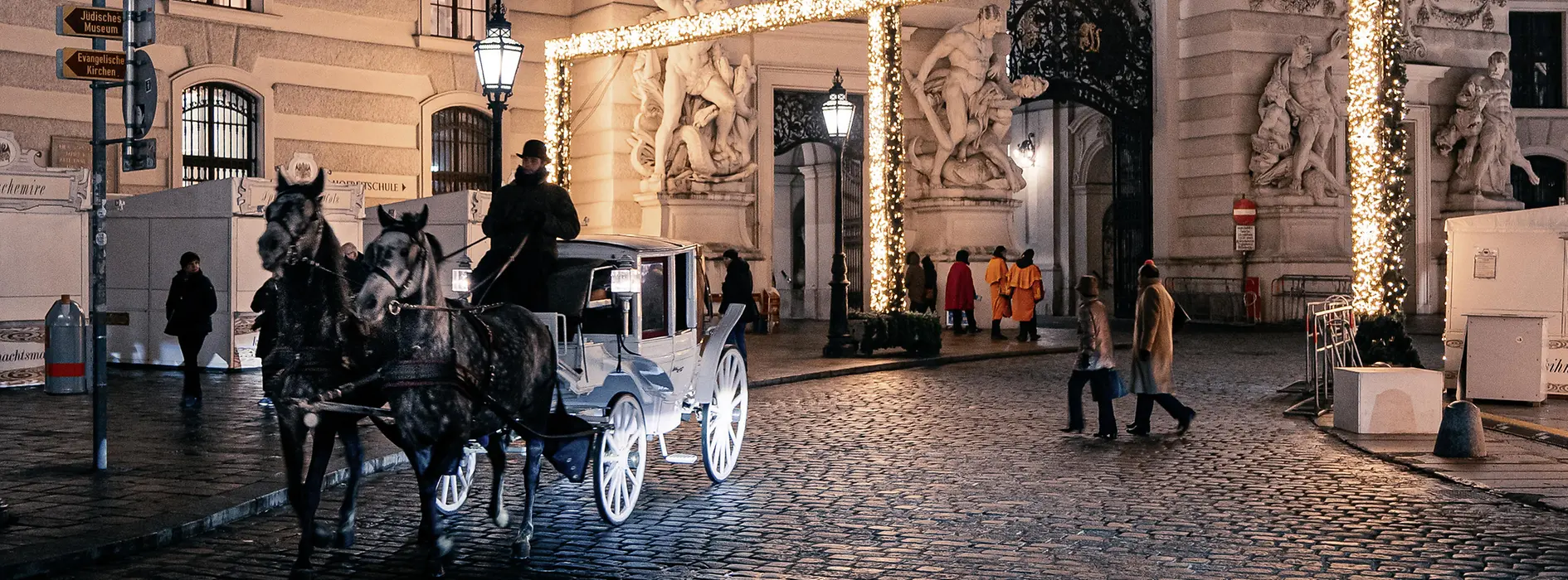 Karácsonyi díszkivilágítás a Michaelerplatzon