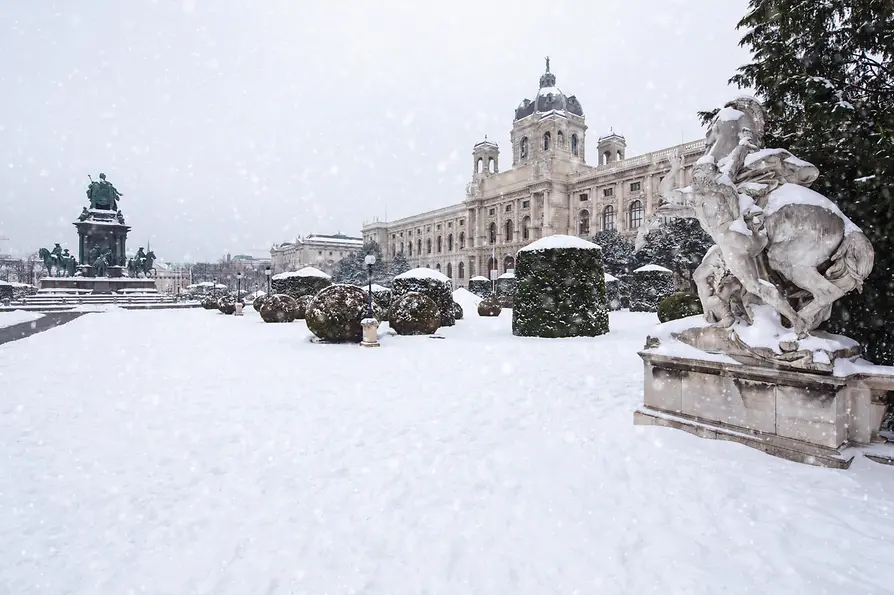 Wiedeńskie Muzeum Historii Sztuki w śniegowej scenerii