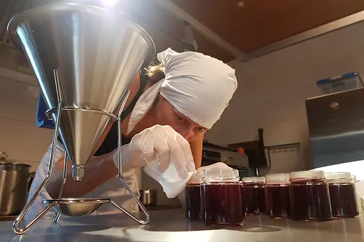 « Unverschwendet » : cornelia Diesenreiter mettant des légumes en conserve