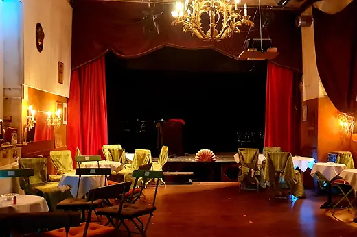 L.E.O. - Letztes erfreuliches Operntheater, Theatersaal