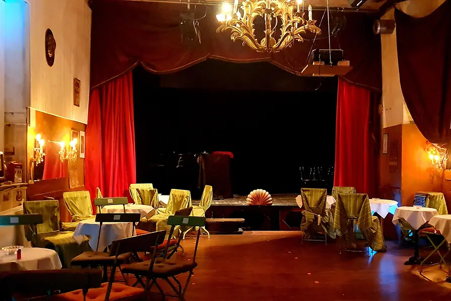 L.E.O. - Letztes erfreuliches Operntheater, Theatersaal