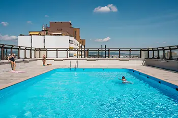Alterlaa, piscina al aire libre en la azotea, gente nadando en un día soleado