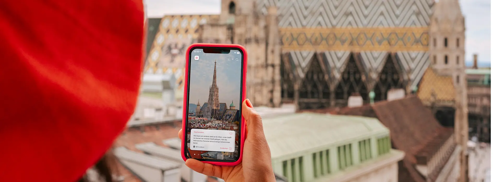 Frau mit Smartphone und Stephansdom im Hintergrund