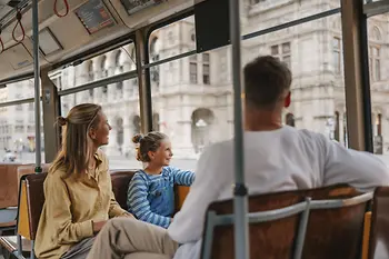 Familie mit Kind in Straßenbahn vor der Wiener Staatsoper