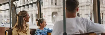 Familie mit Kind in Straßenbahn vor der Wiener Staatsoper