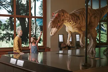 Rodina v Přírodovědeckém muzeu ve Vídni obdivující dinosaury