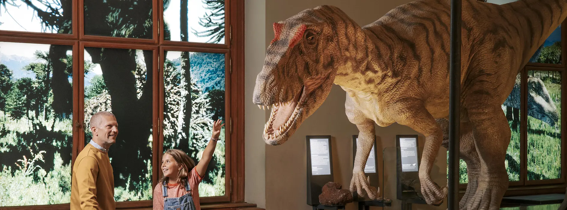 Una famiglia nel Naturhistorisches Museum Vienna ammira un dinosauro