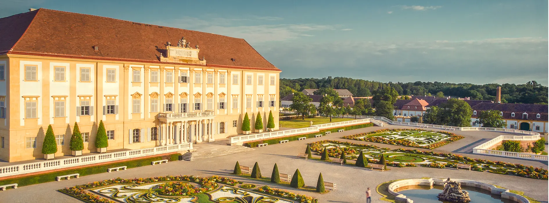 Schloss Hof Außenansicht mit Barockgarten