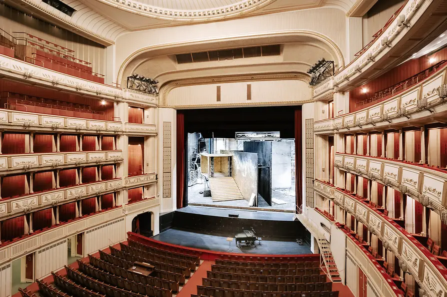 Auditorio en la Ópera Nacional de Viena con vista al escenario principal