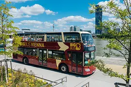 Piros Hop-On Hop-Off emeletes busz, a Big Bus Vienna járata a Duna mentén
