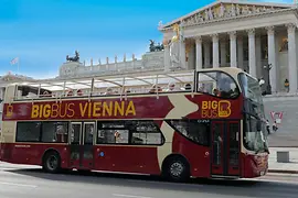 国会議事堂前を走るビッグバス・ウィーンの赤いホップオンホップオフ ダブルデッカー