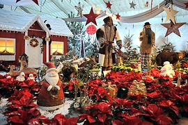 Mercadillo navideño: vista interior de una tienda llena de estrellas de Navidad
