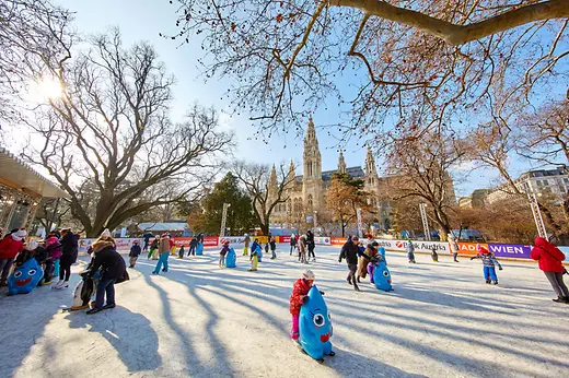 Wiener Eistraum: Eisläufer vor dem Rathaus