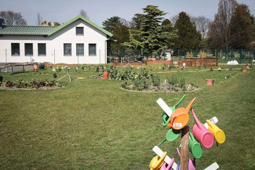 Augarten: Gartenschule, Gießkannen