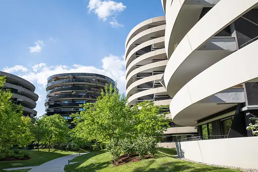 \"Rondo\" residential buildings in the 2nd district: Exterior shot, park
