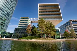 Edificio de oficinas en el segundo distrito junto a un lago artificial, vista exterior