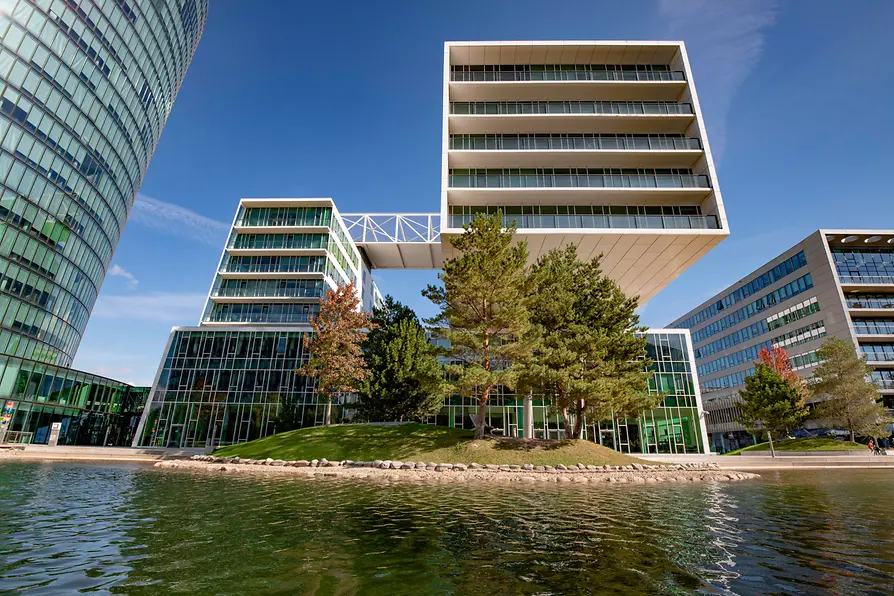 Office building in the 2nd district by an artificial lake