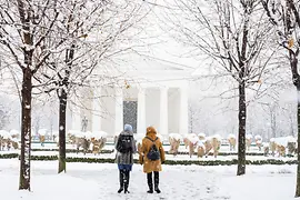 Vienna Volksgarten: Walkers in the snow in front of the Theseus Temple
