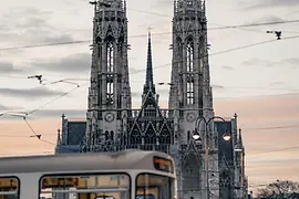 Votivkirche mit Straßenbahn