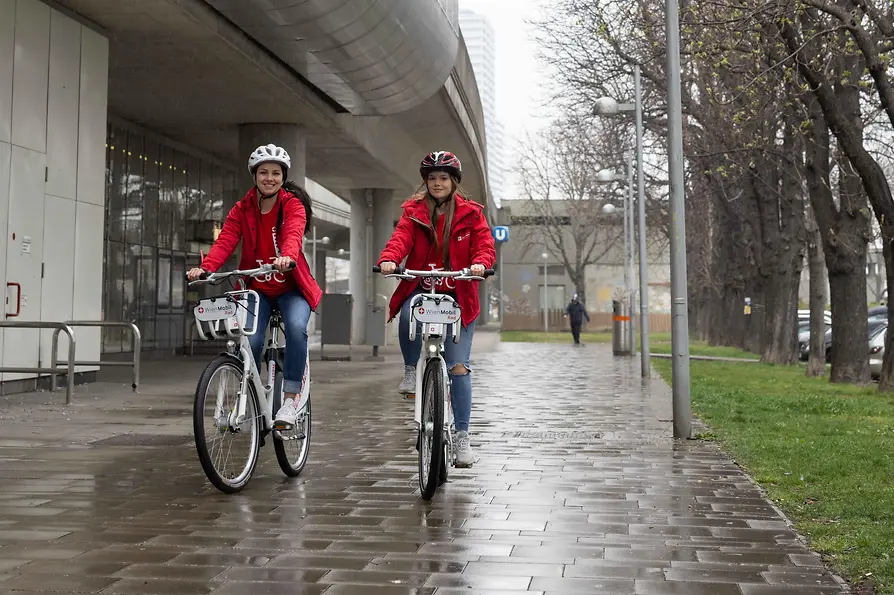 Dos mujeres sentadas en bicicleta