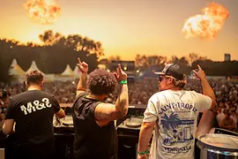 Drei DJs auf der Bühne vor den Turning Tables.