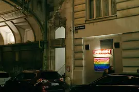 Eingang des Clubs Why Not mit Regenbogenfahne