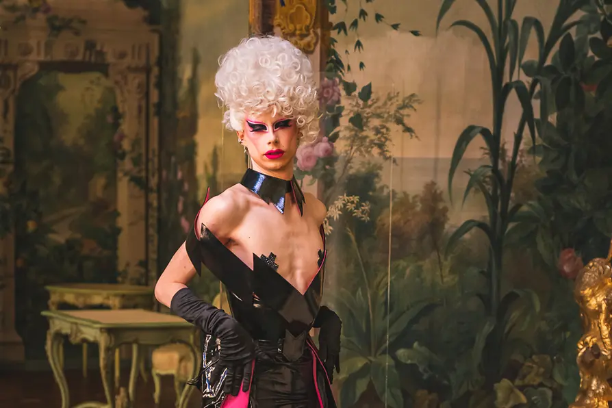 Drag Queen Metamorkid im schwarzen Kleid in den Berglzimmern von Schloss Schönbrunn