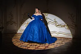 Drag Queen Ryta Tale in einem blauen Kleid in den Weißgoldzimmern von Schloss Schönbrunn