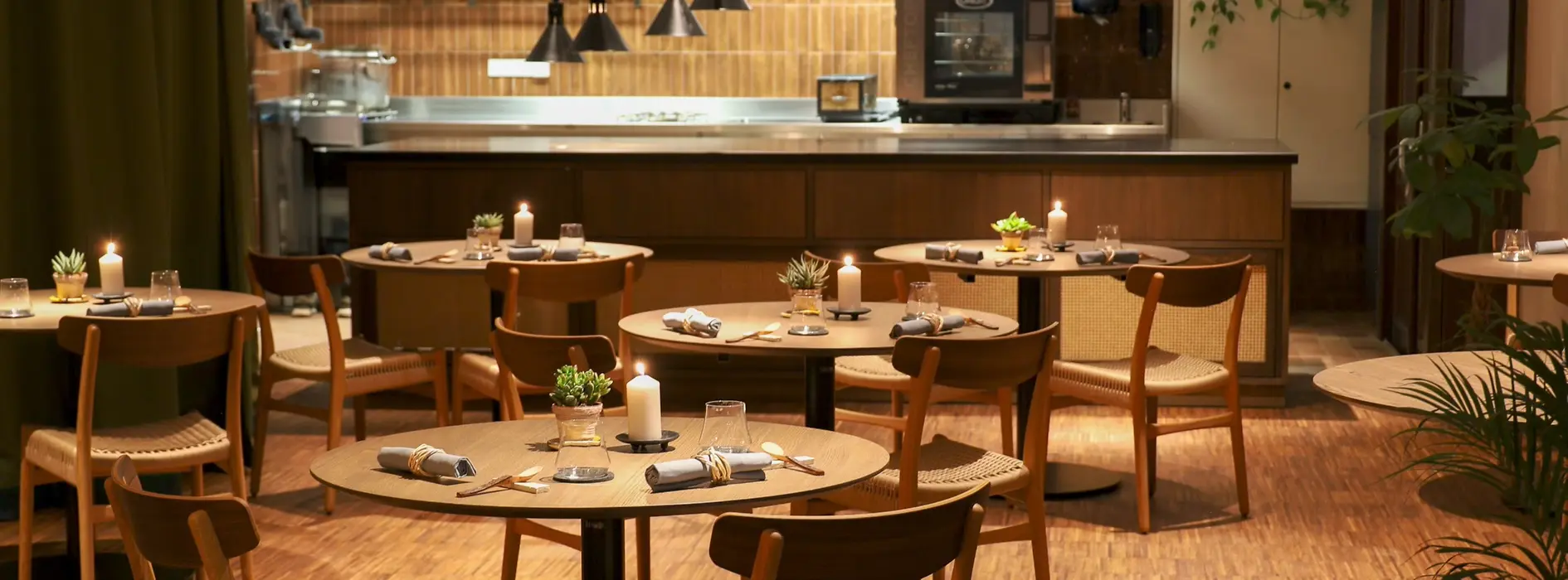 Restaurant Z’som, interior view, diners, Zsom