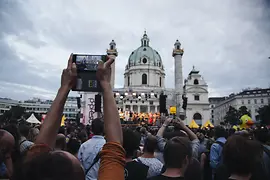 Popfest de Viena - ambiente y vista sobre el escenario durante el día