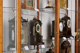 Hotel Stefanie Uhrenvitrine mit historischen Uhren