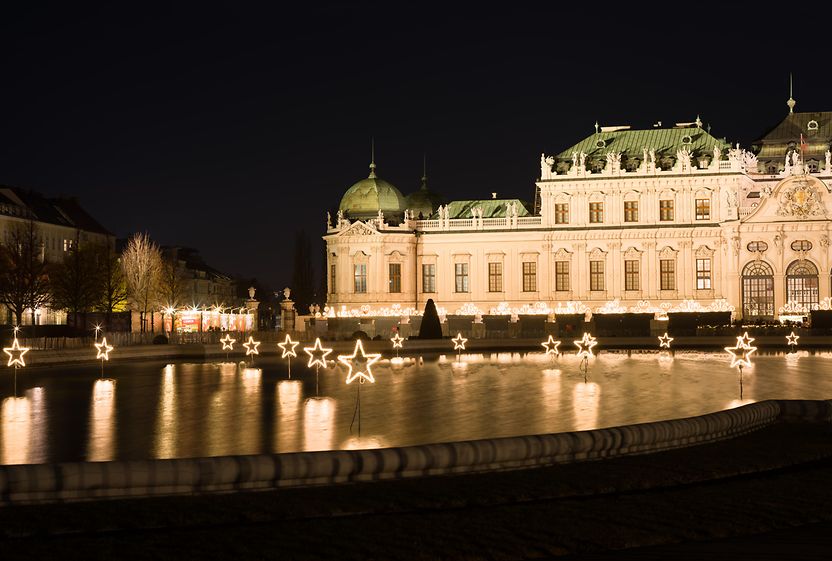 Weihnachtlich beleuchtetes Schloss Belvedere