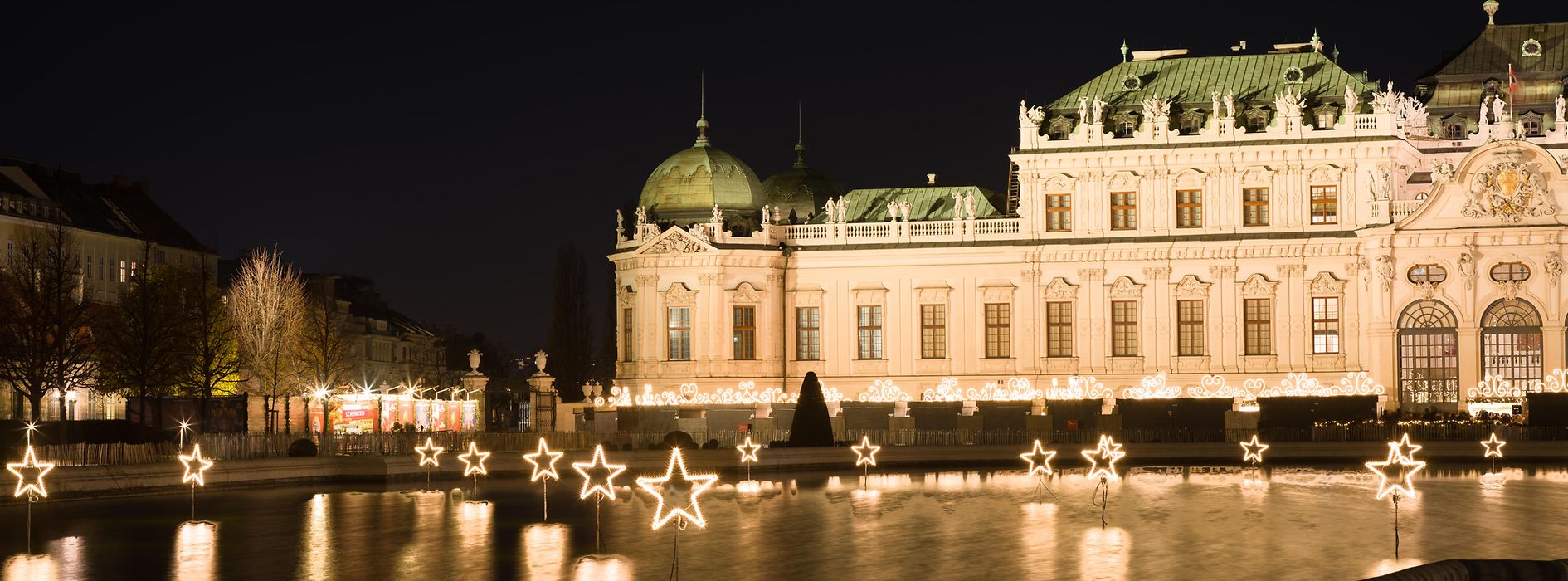 Дворец Бельведер с рождественской подсветкой