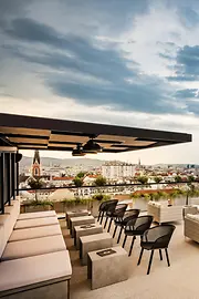 Bar sulla terrazza del tetto con vista su Vienna