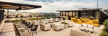 Bar con terraza en la azotea con vistas de Viena