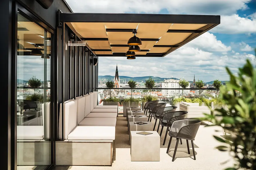Dachterrassen-Bar mit Blick auf Wien