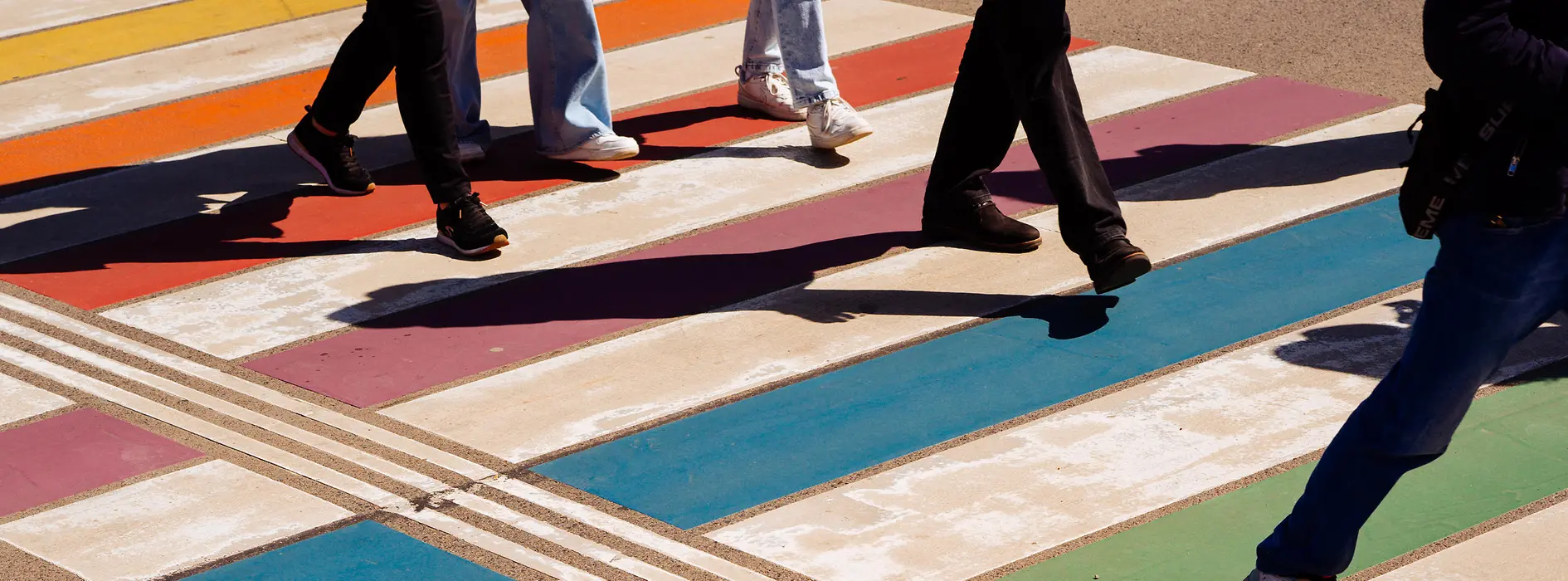 Oamenii traversează pe o trecere de pietoni în culorile curcubeului din Viena