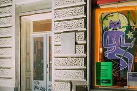 Входная дверь и окно с разноцветной росписью
