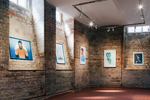 Foto sulla parete della galleria nel piano interrato del negozio Gayt