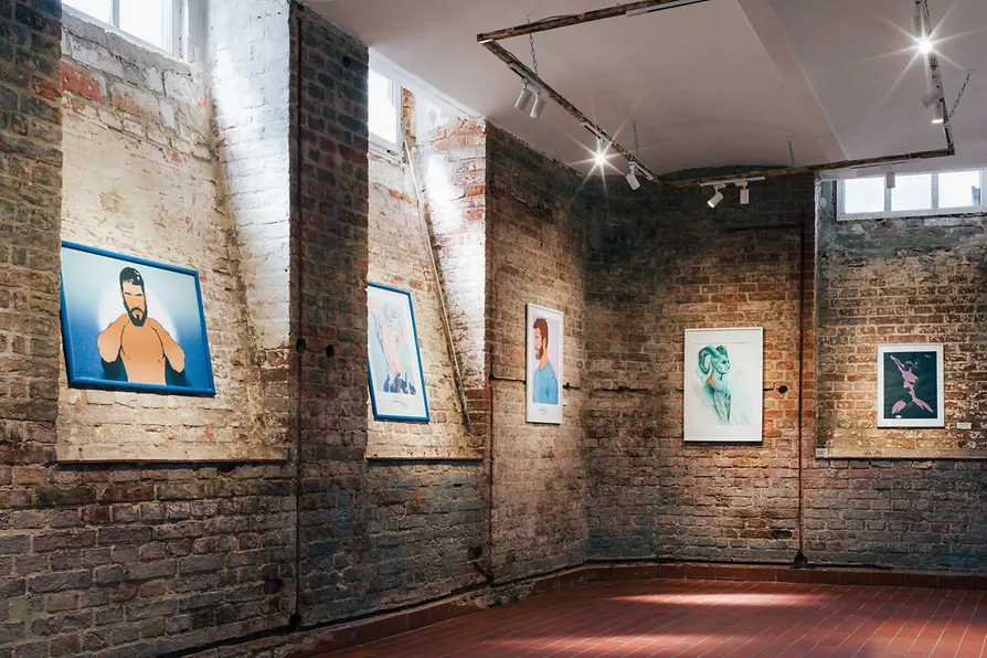 Foto sulla parete della galleria nel piano interrato del negozio Gayt