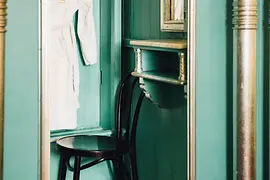 Кабина для переодевания с креслом, халатом и зеркалом в мужской сауне Кайзербрюндль
