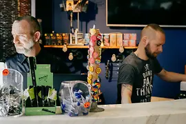 Due commessi nel negozio fetish Gayt