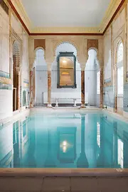 Ancien bassin à colonnes dans le sauna gay Kaiserbründl